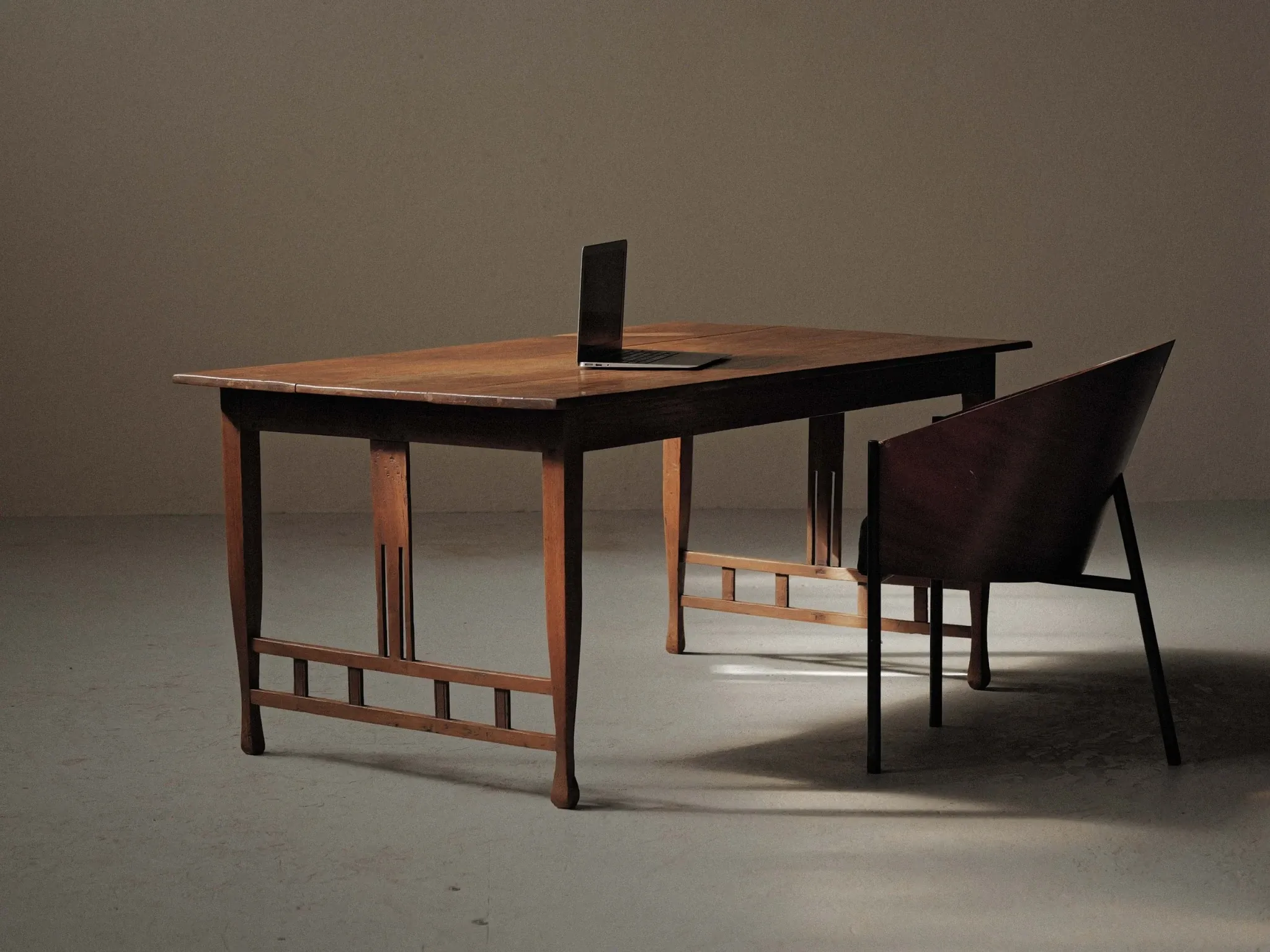Arts & Crafts table in solid oak, around 1900
