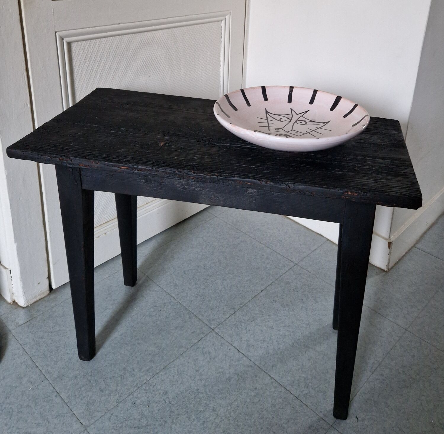 Table basse en bois brûlé