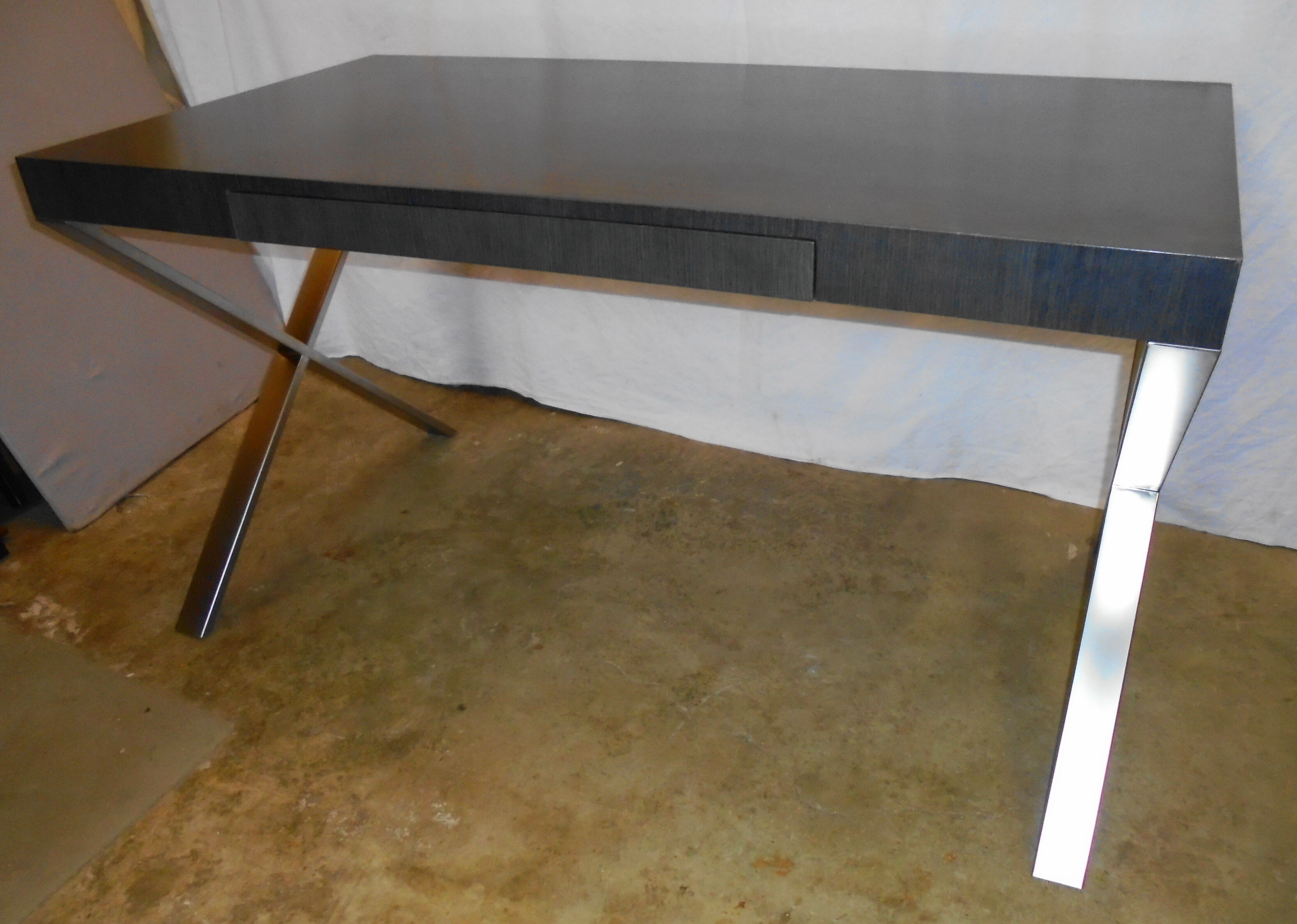 Flat office with metal feet of the 80s