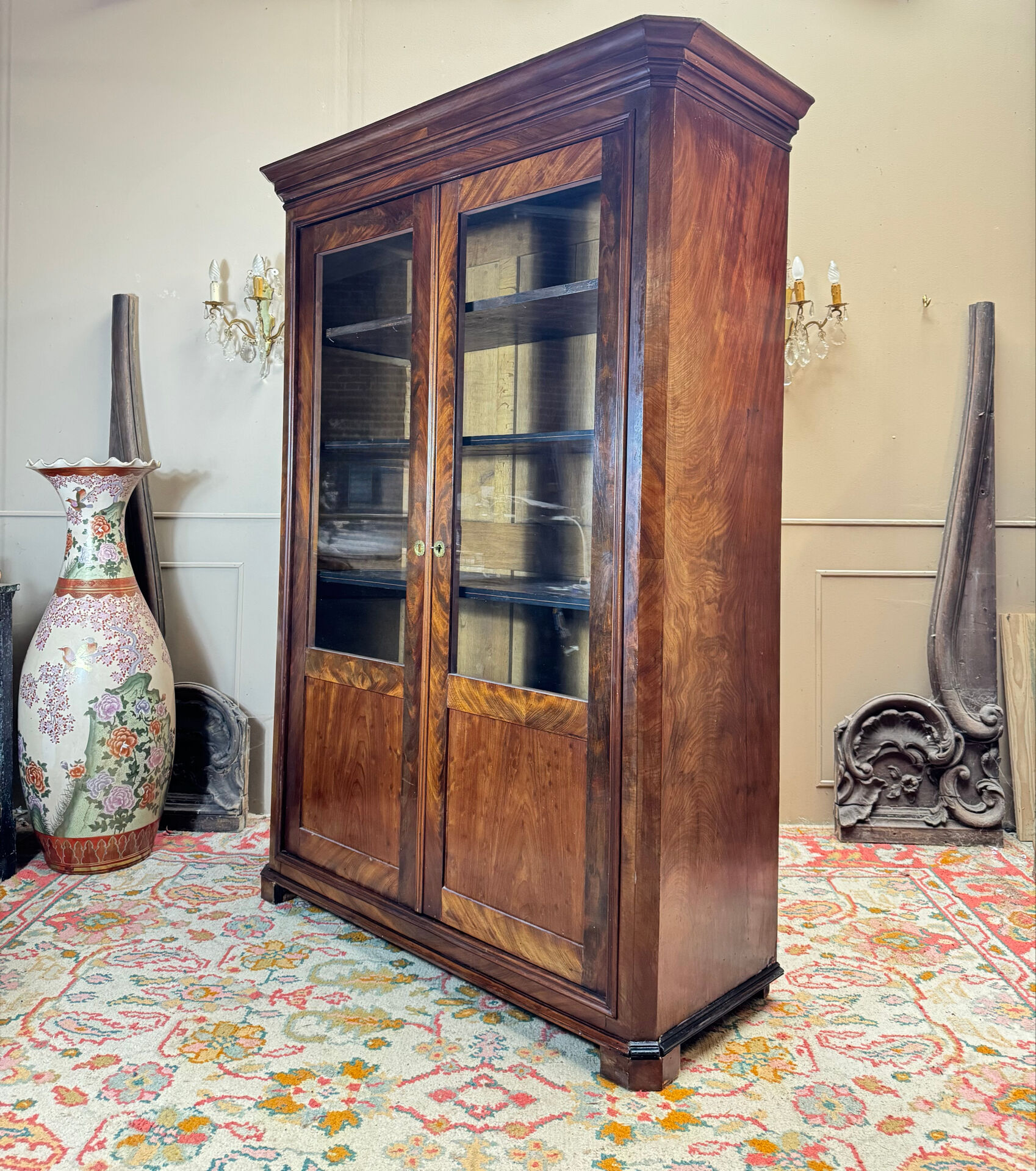Bibliothèque en acajou flammé d’époque restauration xix eme siècle