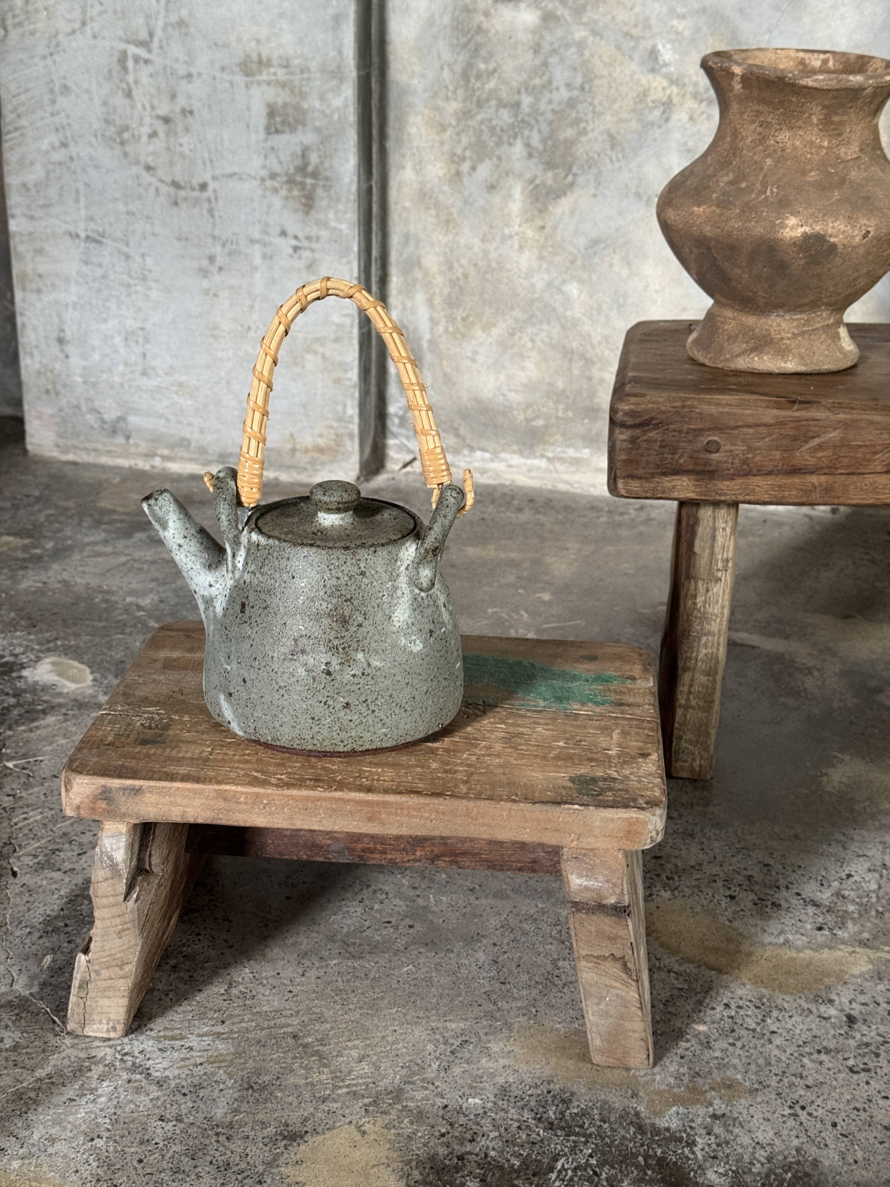 Tabouret d'appoint en teck upcyclé, traces de chromie verte