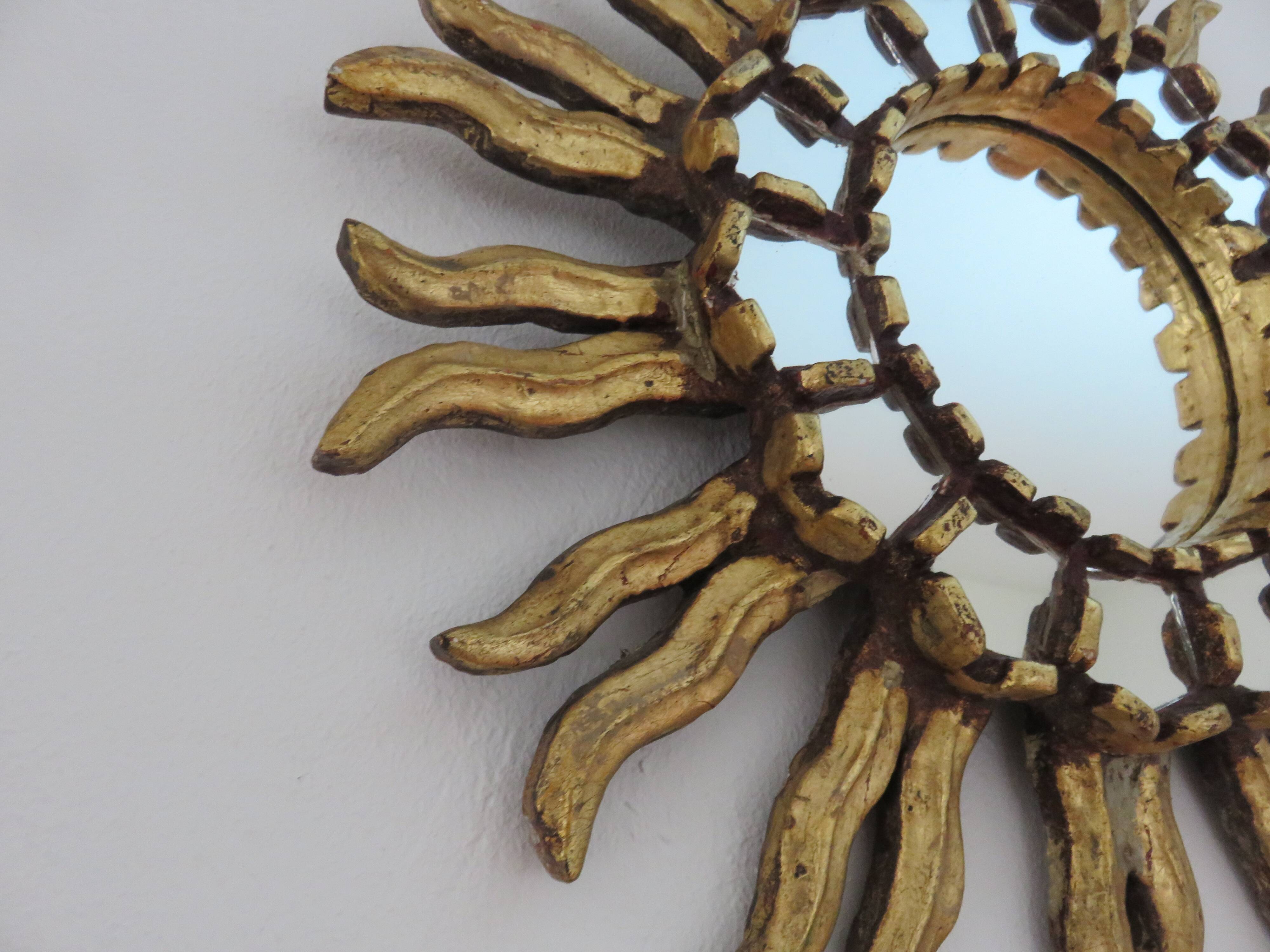Miroir soleil en bois doré avec incrustations début XXème