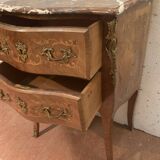 Commode galbée en bois de placage de style Louis XV / XX siècle