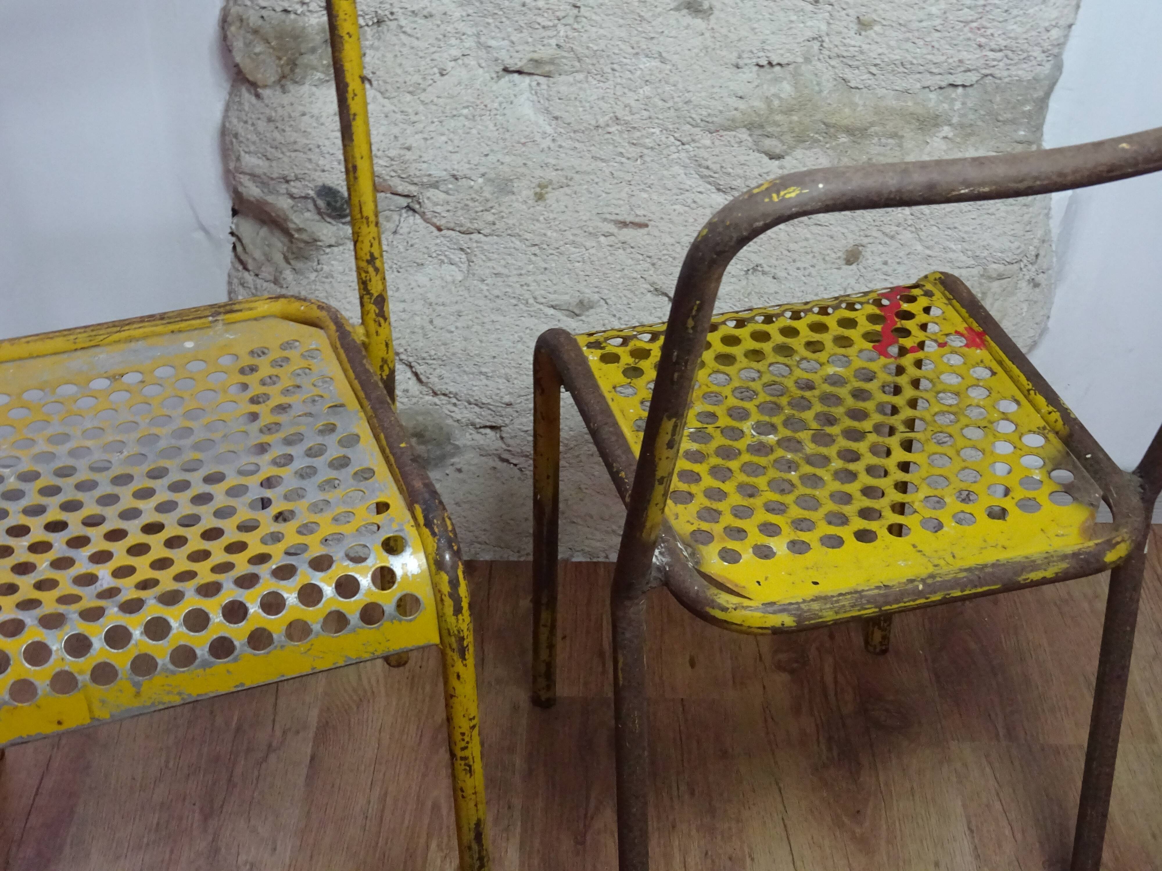 Chaises métal jaune  tôle perforée
