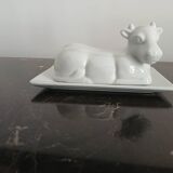 Beurrier en forme de vache en porcelaine blanche