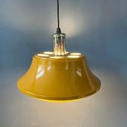 Suspension en métal jaune Mid-Century