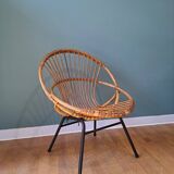Fauteuil en rotin et piètement en métal noir