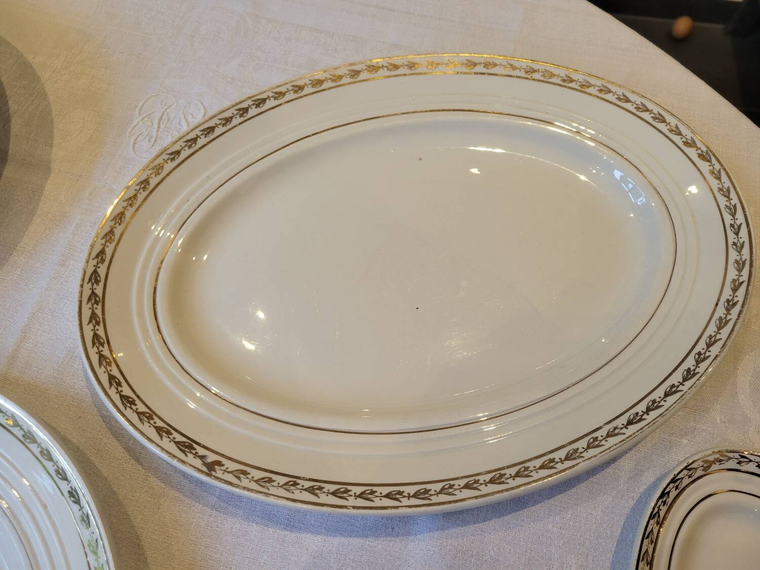 Table service in opaque porcelain with gold leaf.