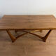 Table basse vintage en bois – piètement sculptural