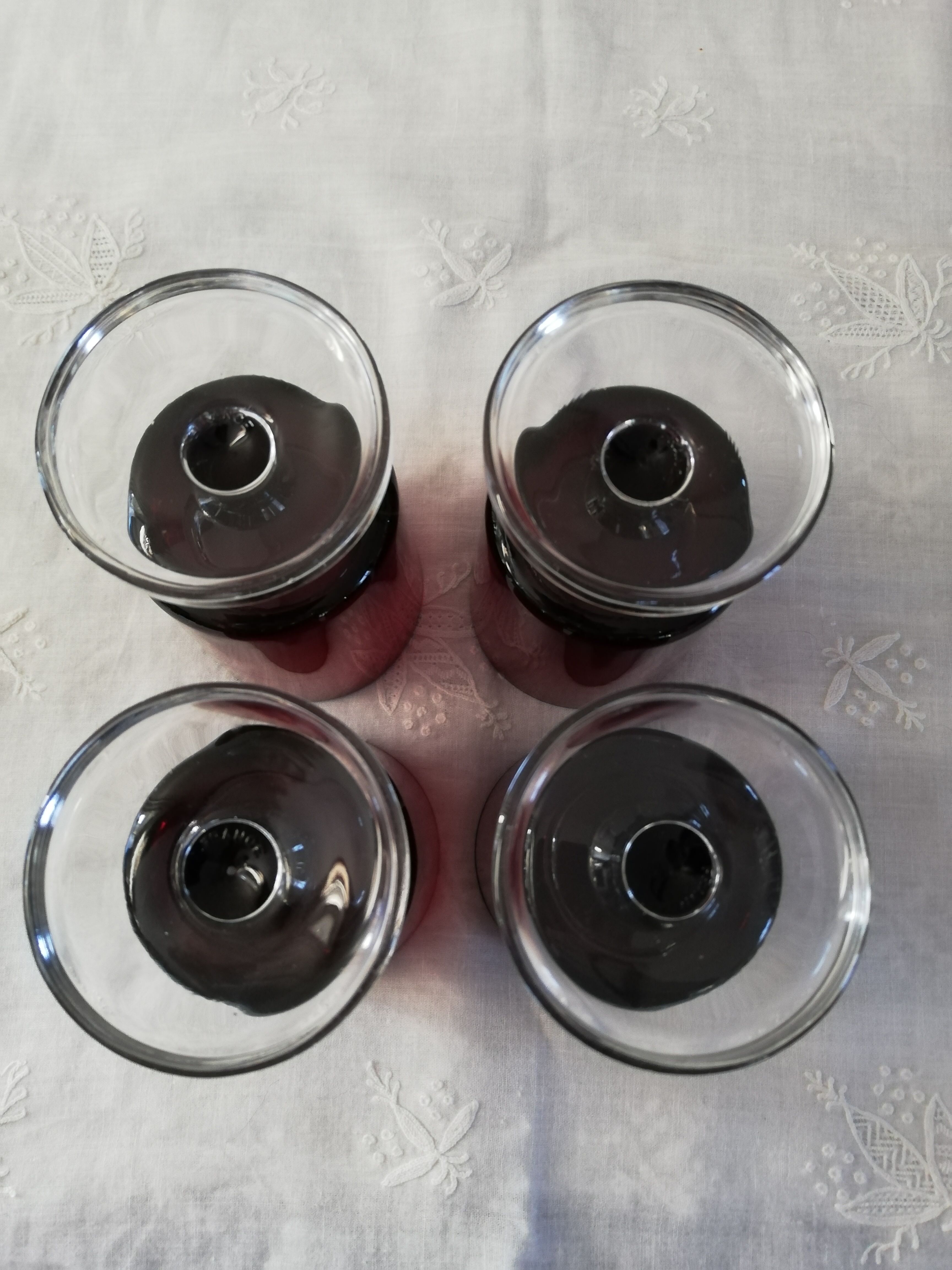Set of 4 red-coloured wine glasses