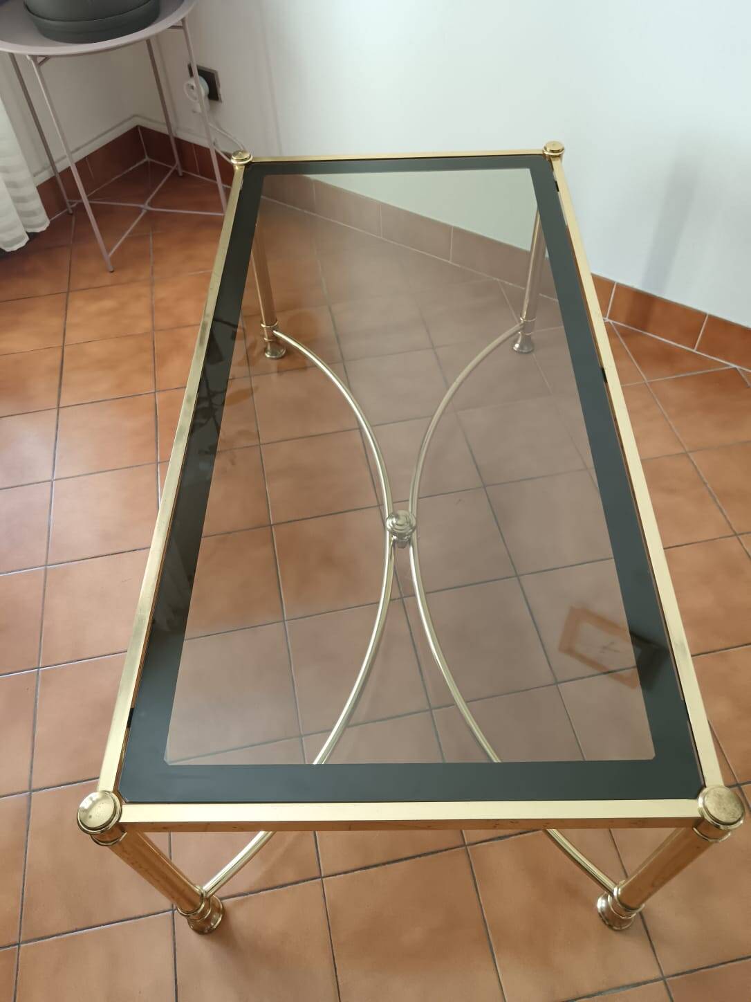 Table basse en laiton et verre fumé