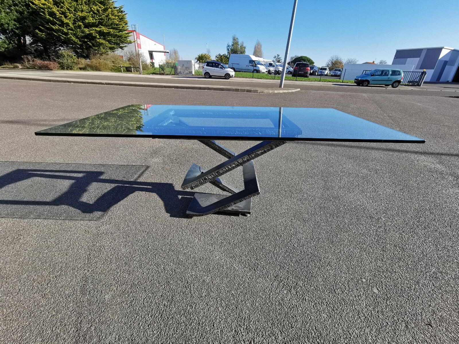 Table de repas Fleur de Fer Roche Bobois plateau en verre