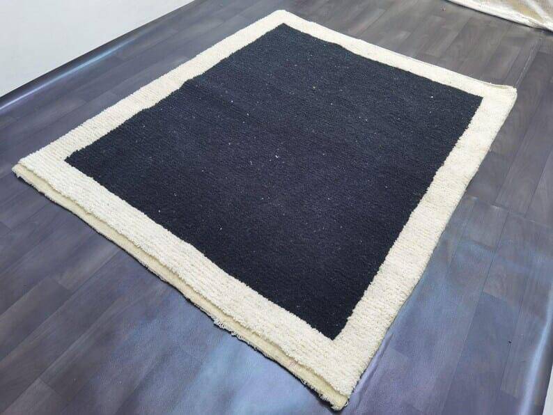 Tapis en laine noire