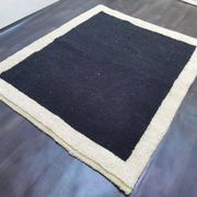 Tapis en laine noire