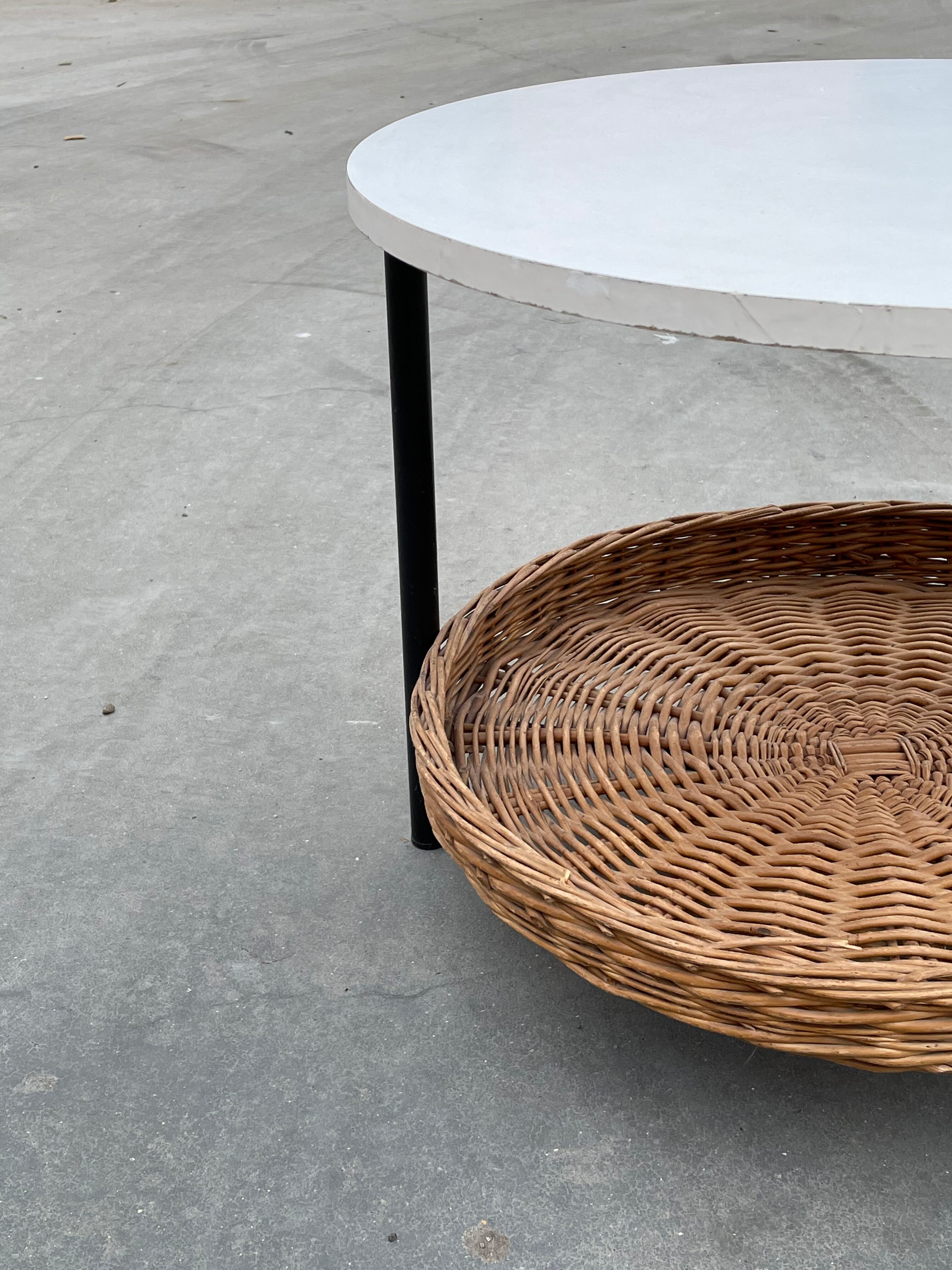 Modèle compact de table basse vintage avec panier de magazine