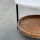 Modèle compact de table basse vintage avec panier de magazine