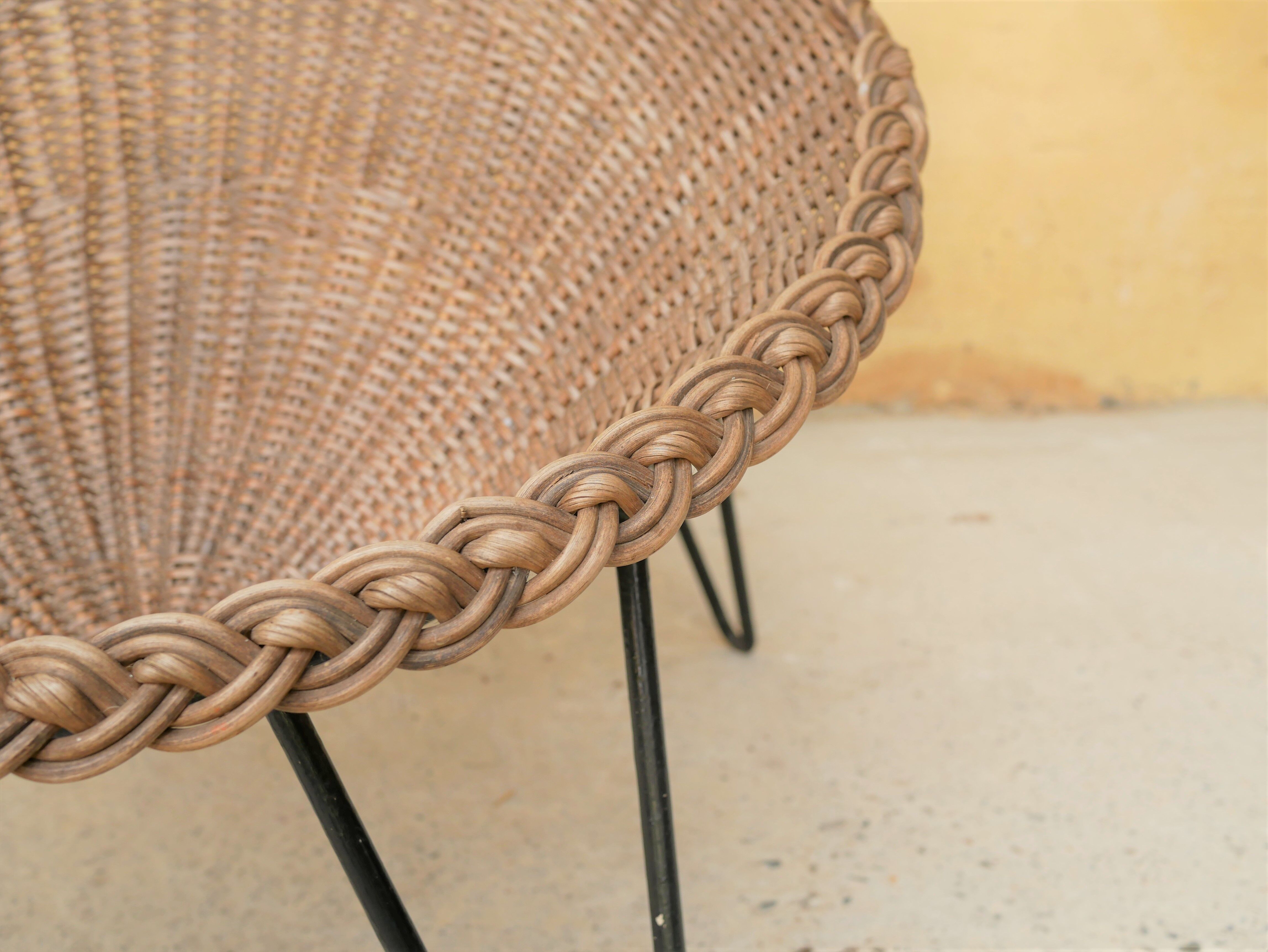 Vintage armchair in rattan feet metal