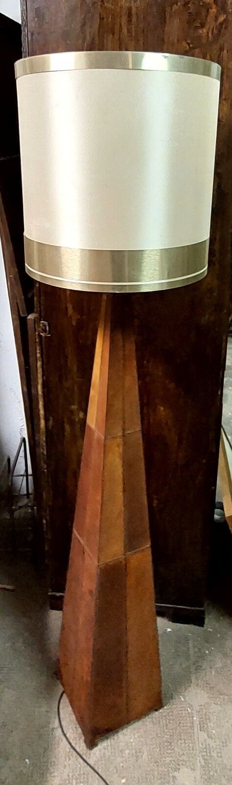 Vintage 80s design floor lamp in leather and brass.