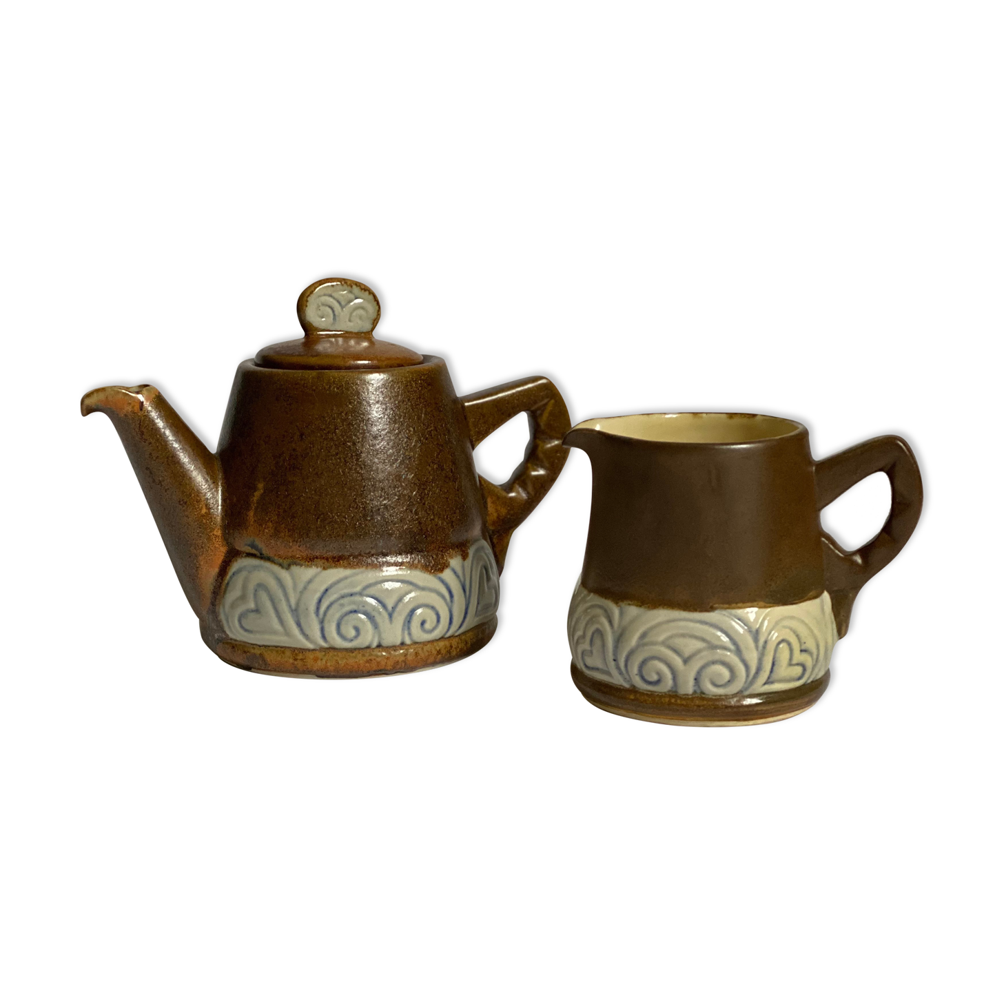 Theiere and milk jar thereof