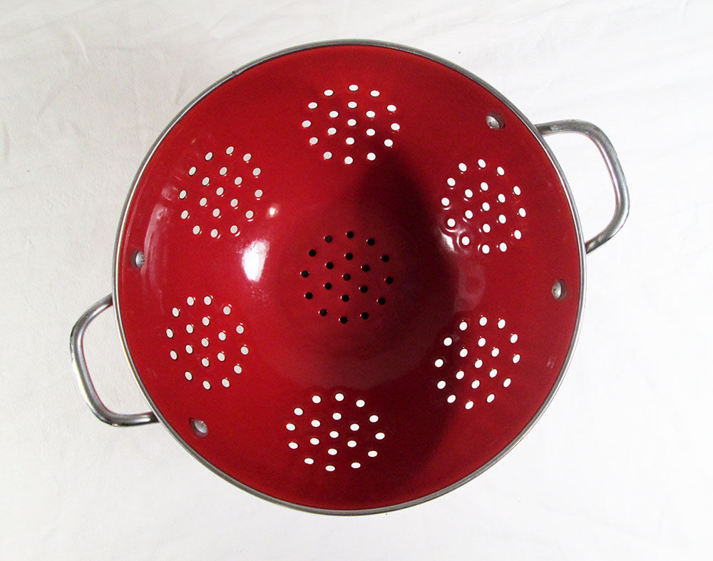 Colander on foot in red enamelled metal
