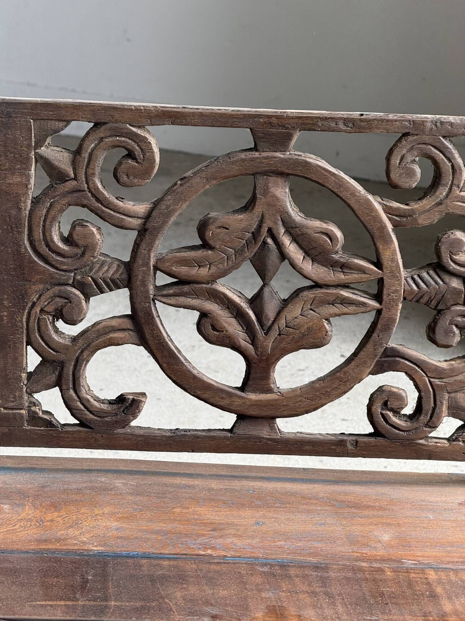 Mini banc à dossier sculpté à motif de rosace et volutes H59 L51