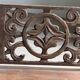 Mini banc à dossier sculpté à motif de rosace et volutes H59 L51