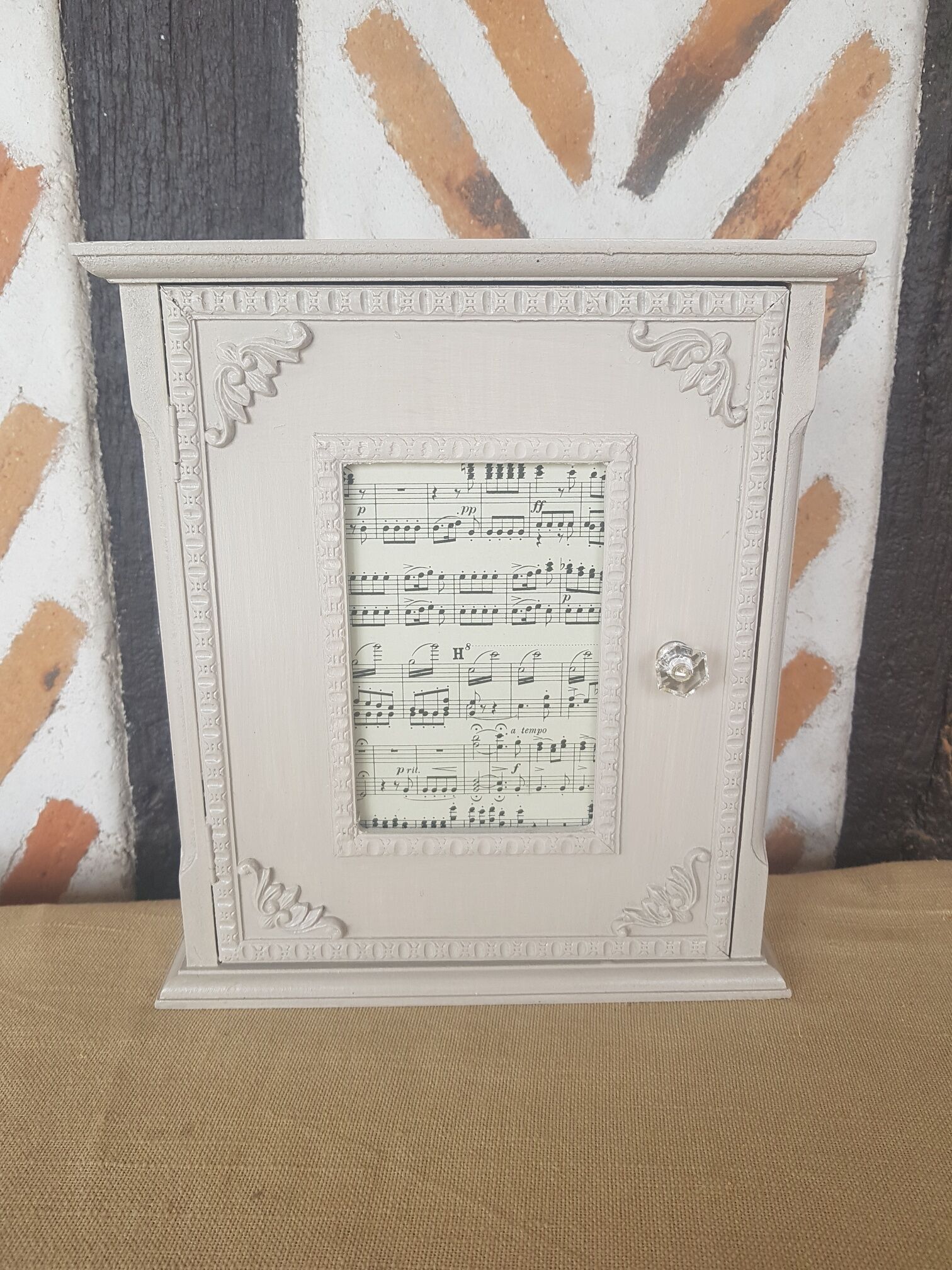 Elegant linen patinated key box