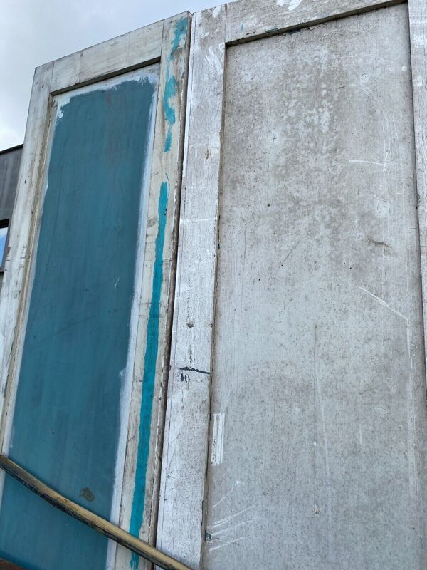 Double portes de placard en sapin massif . XX siècle .