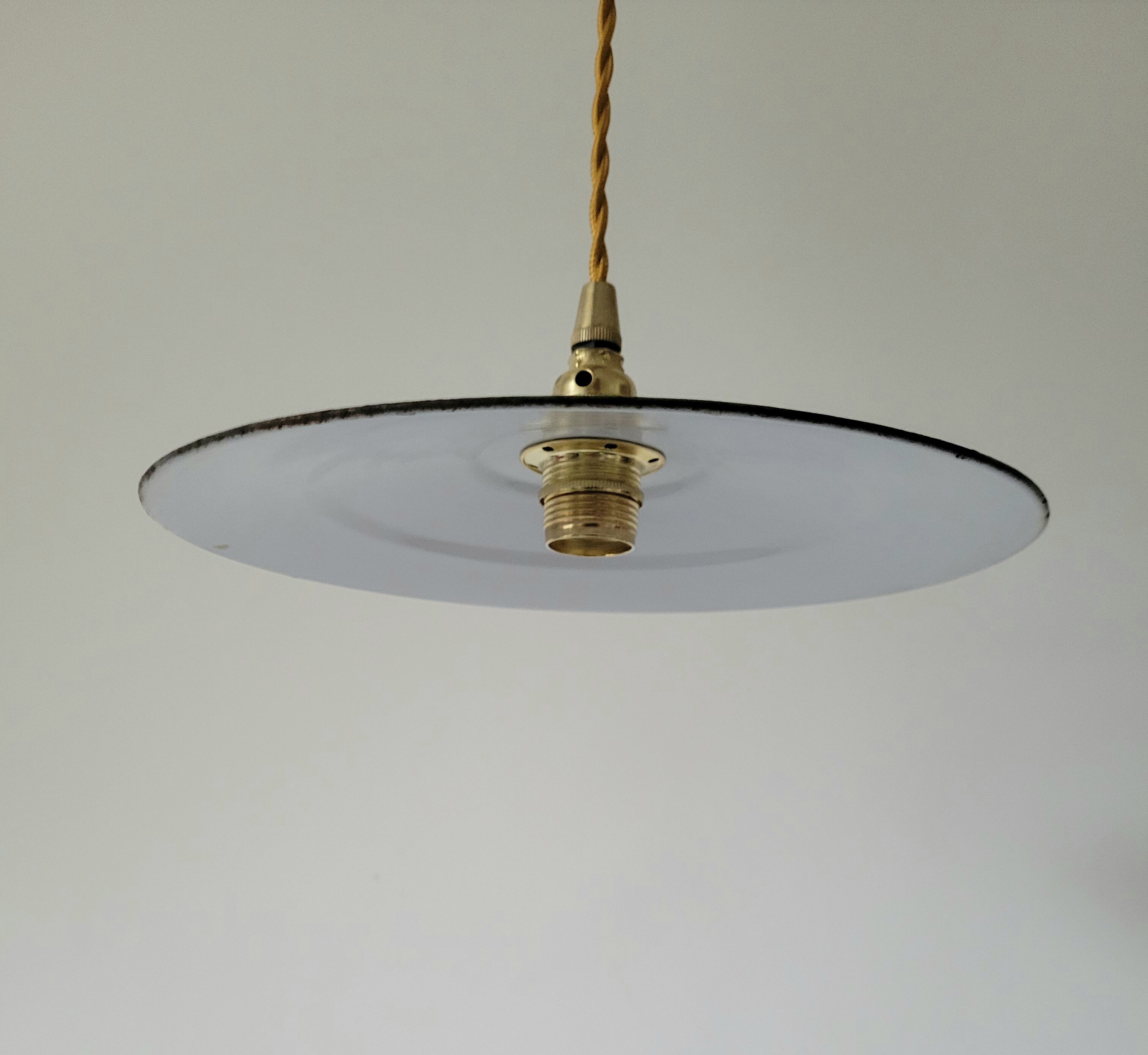 Green and white enamelled suspension