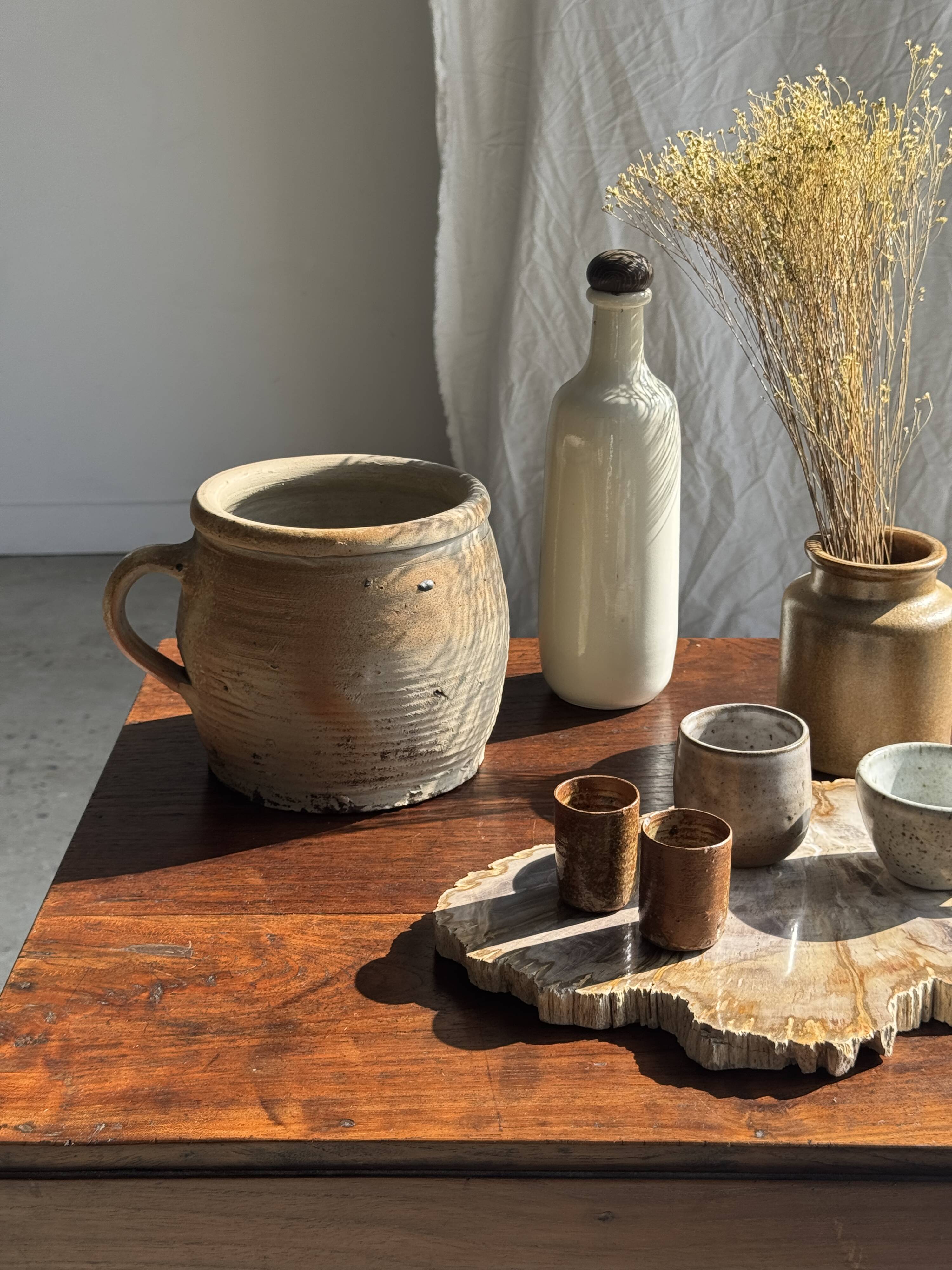 Large stoneware pot with ribbed handle H16