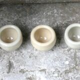 Ensemble de pots anciens en grès beige