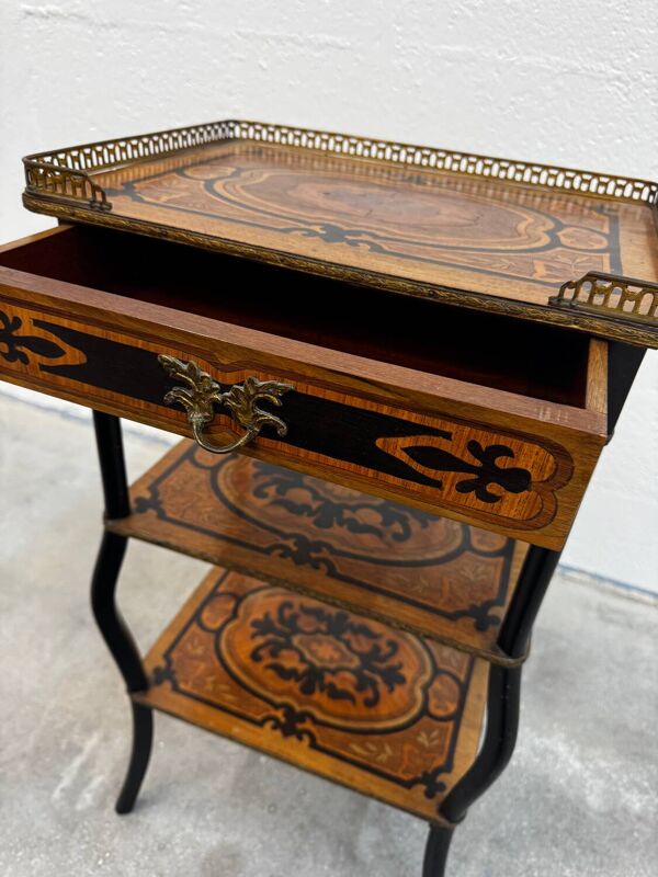 Table d’appoint Napoléon III en marqueterie et dorure