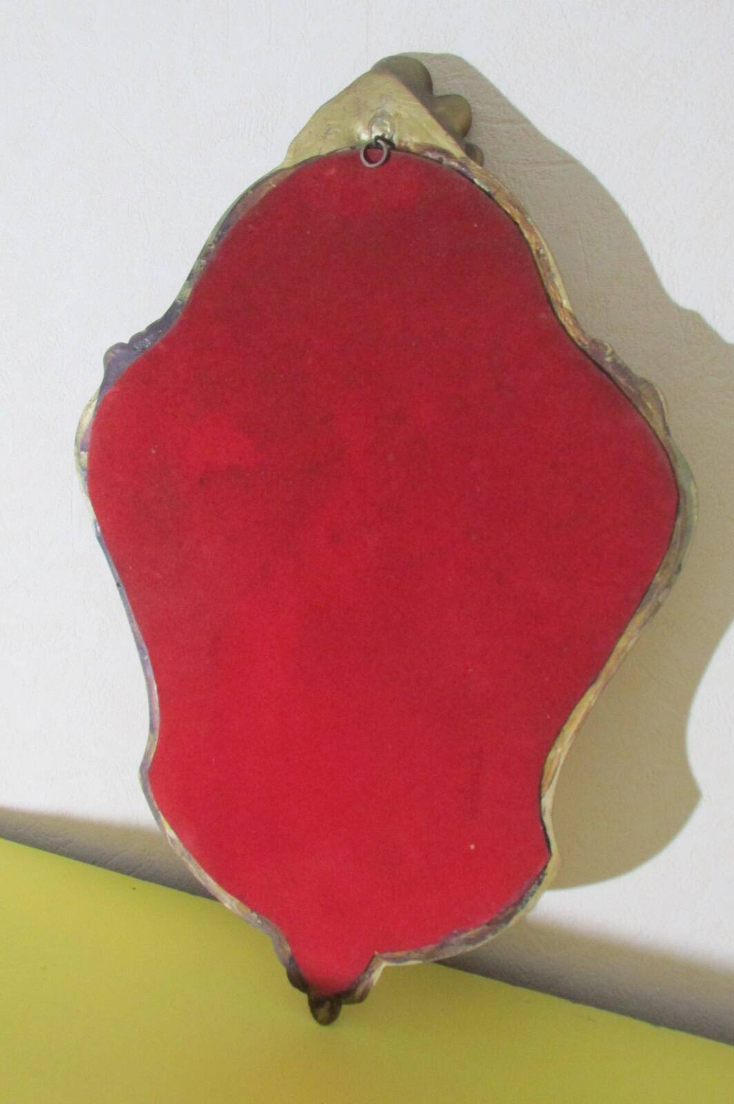 Small violin mirror in gilded resin