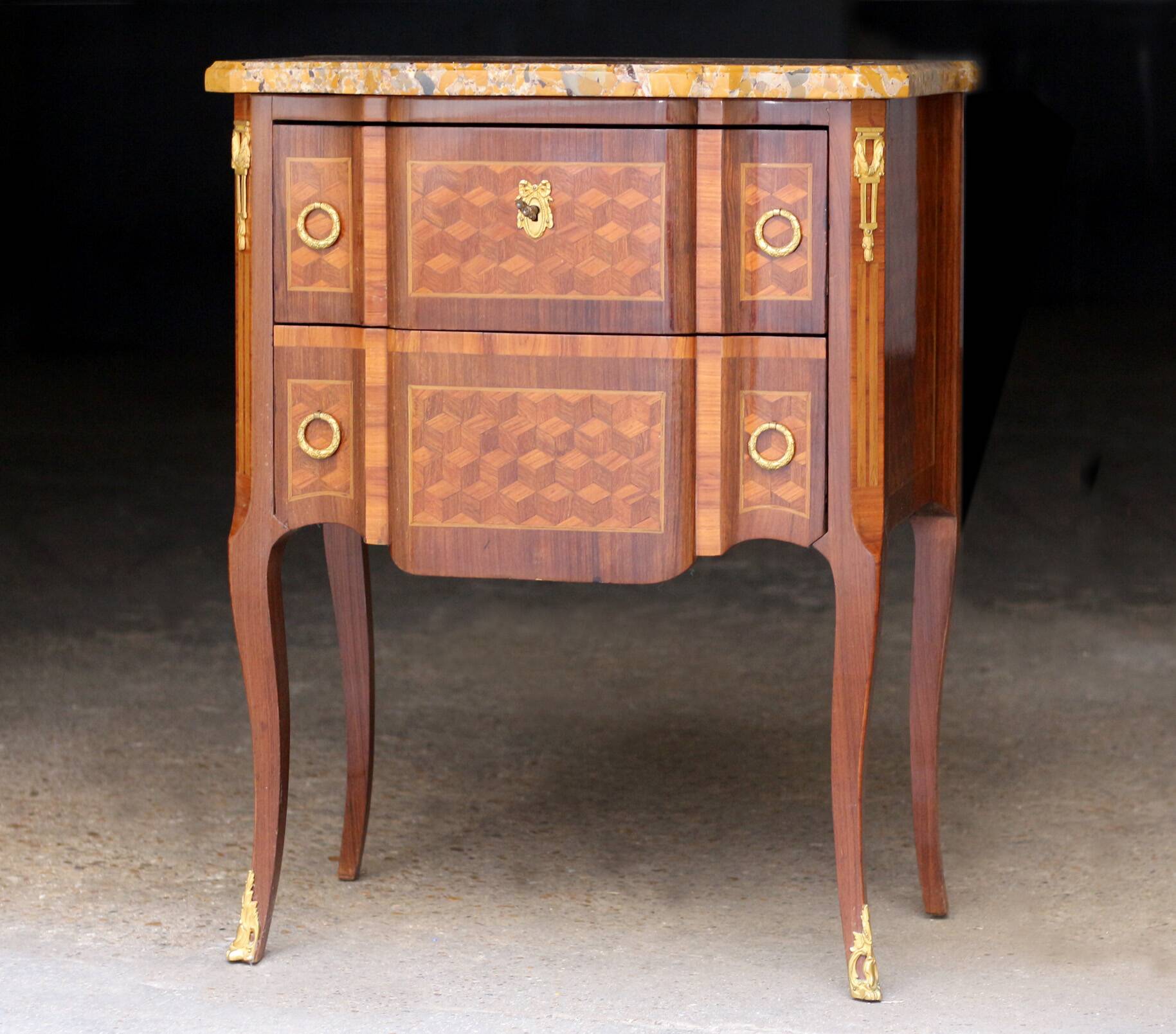Adorable commode in superb condition. With its marble top.