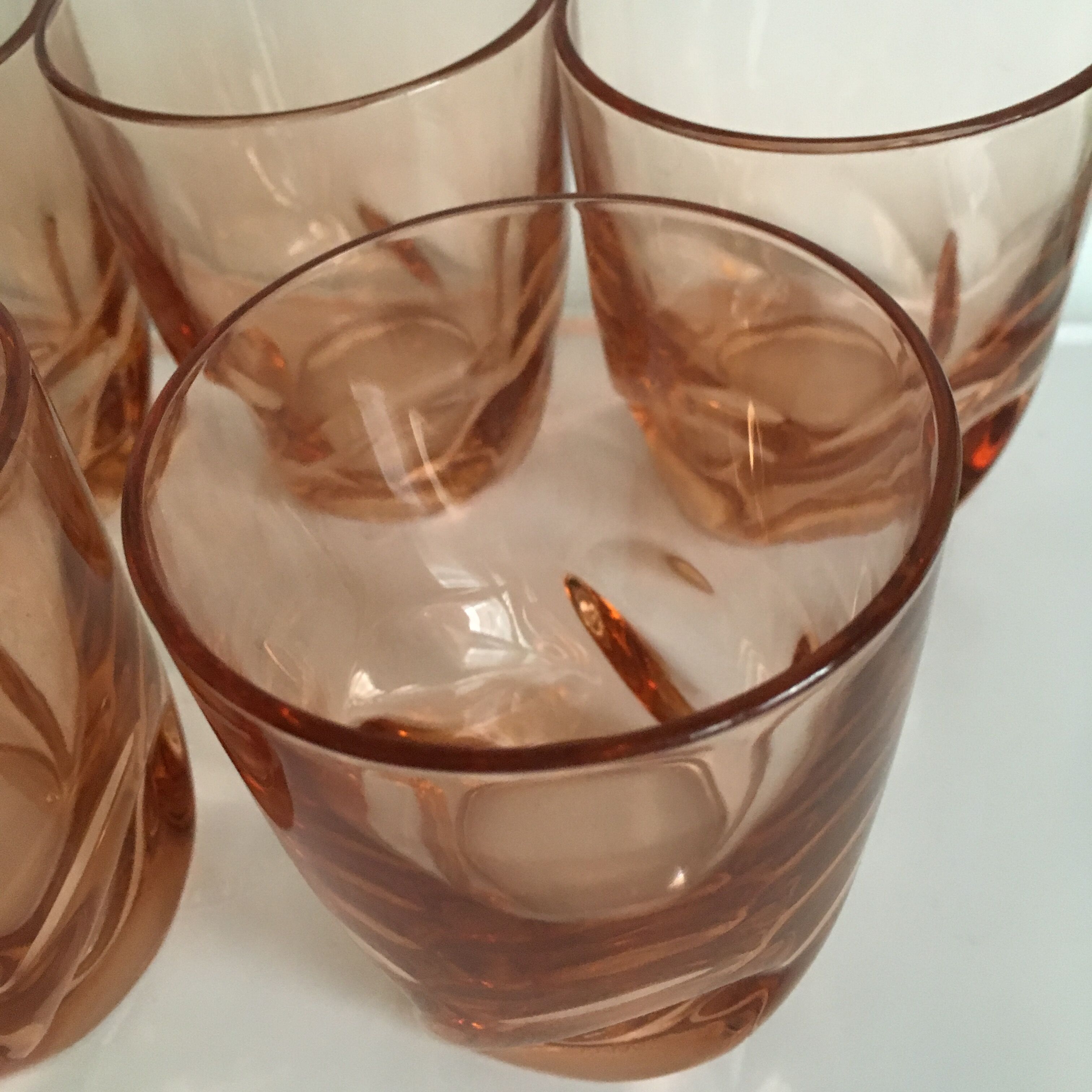 Lot de 5 verres teintés rose à base carré à vague