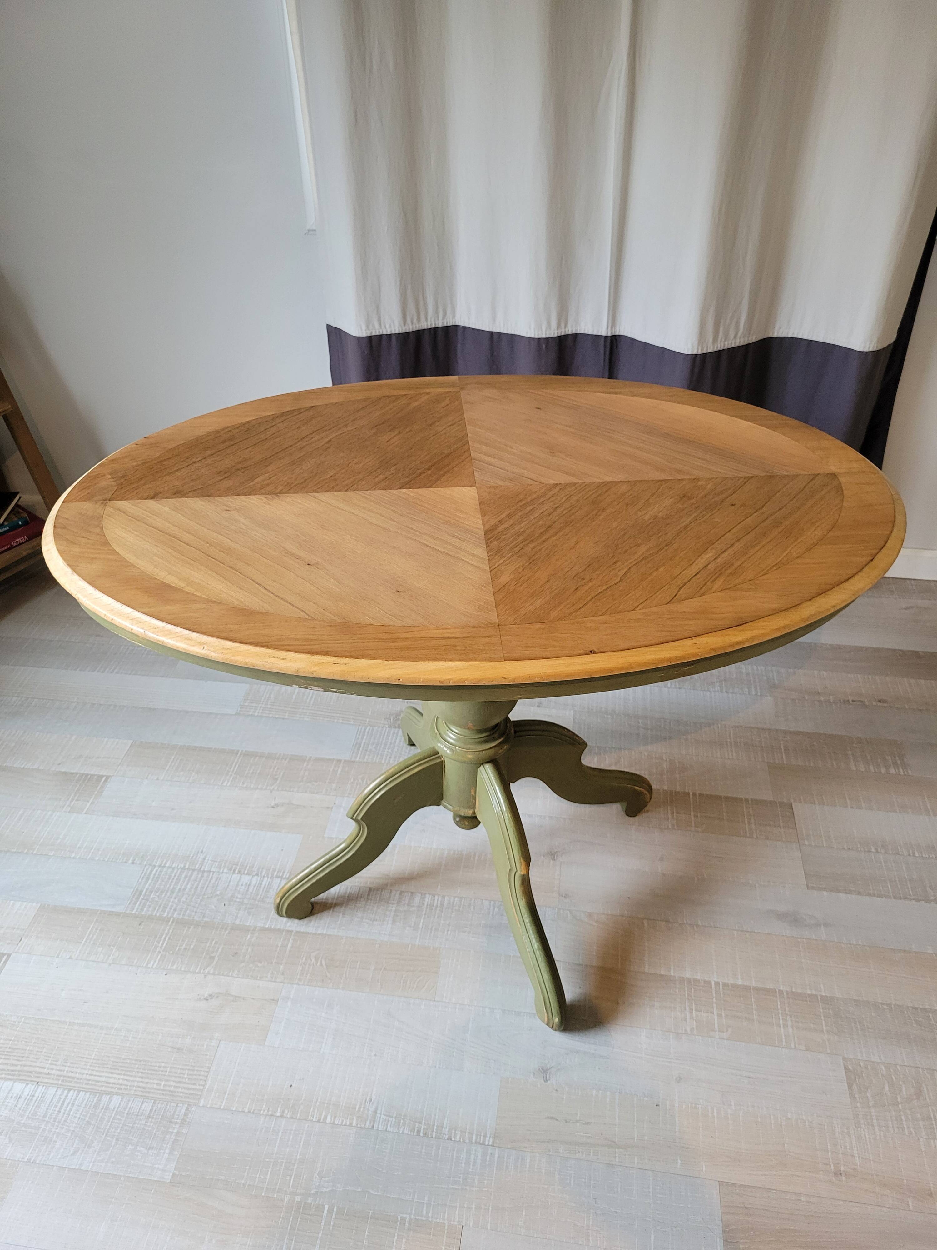 Oval table in chic country style