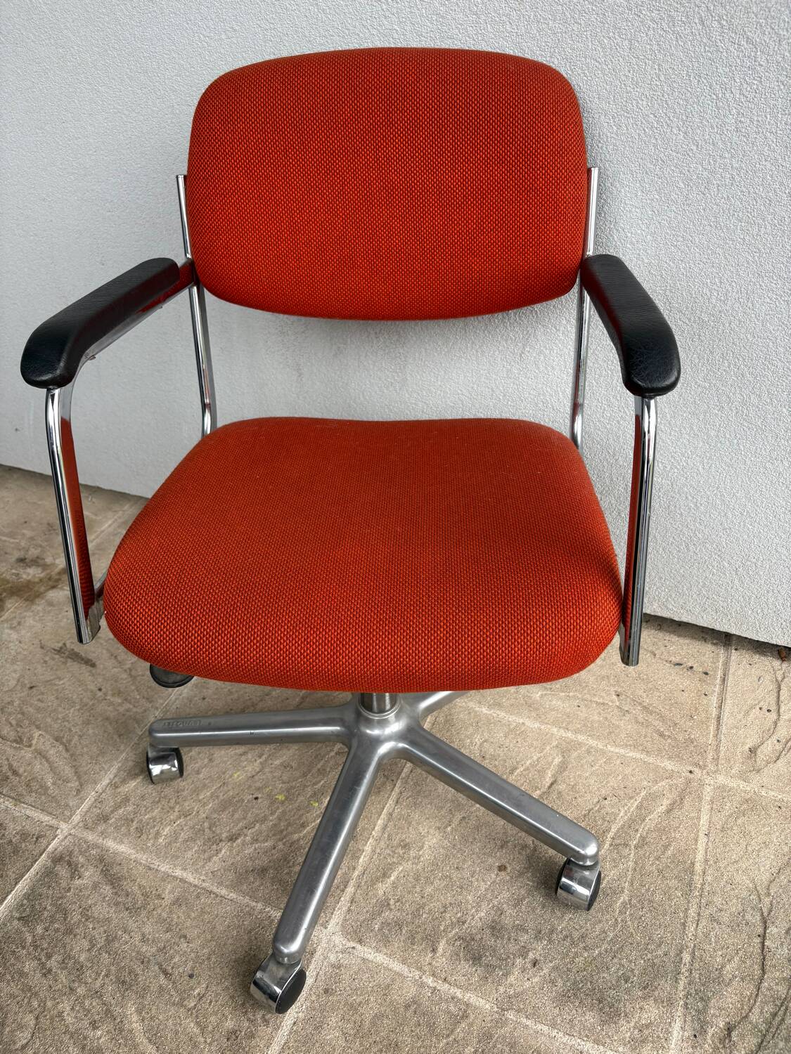 Fauteuil orange à roulettes Eurosit vintage 70’