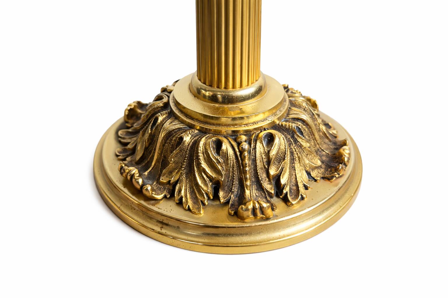 Empire style table lamp with lion heads – gilded bronze and pleated shade