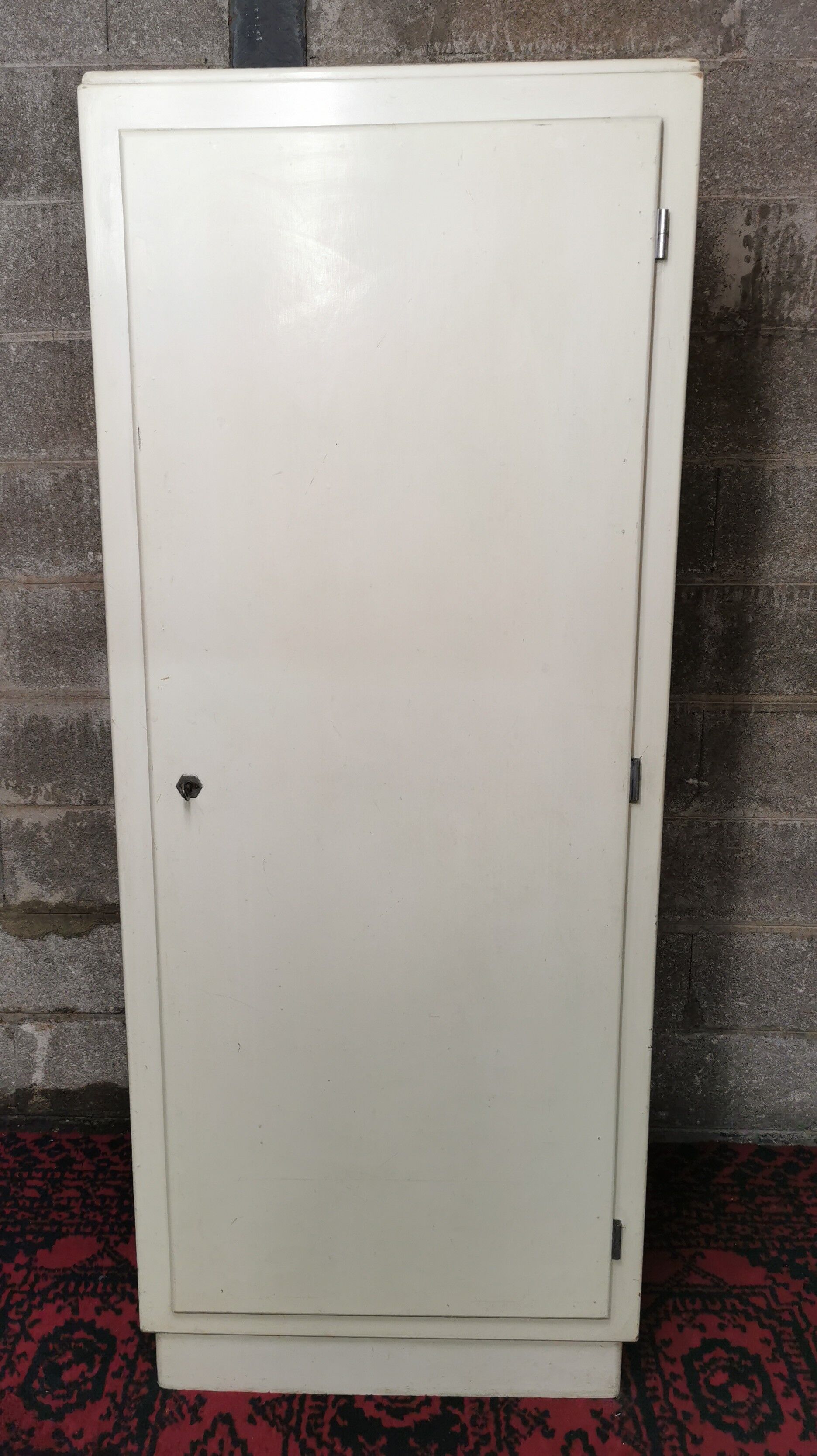 Wardrobe a vintage off-white door