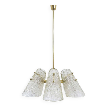J.T. Kalmar Lustre en Laiton, Avec Abat-Jour en Verre Texturé en Forme de Cônes, Autriche, 1950