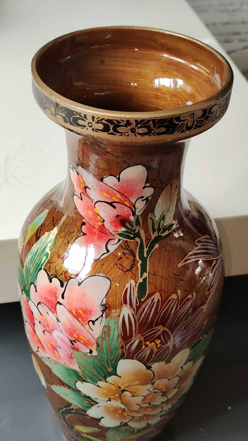 Stylish Chinese/Asian vase. Decor Polychrome floral motifs on a golden background. High 35 cm