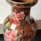 Vase stylé Chinois/Asiatique. Décor Motifs floraux polychromes sur fond mordoré. Haut 35 cm