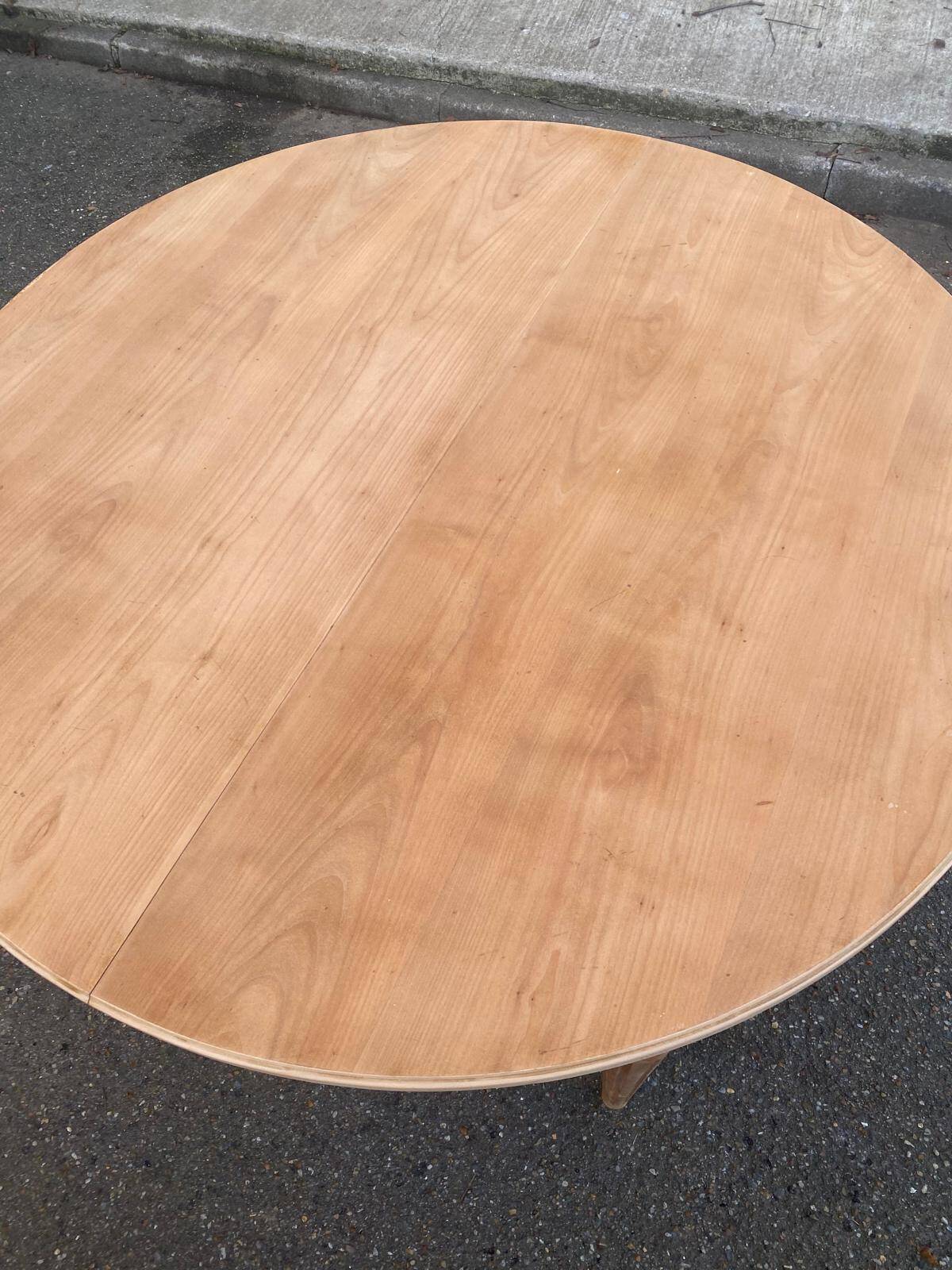 Renovated Louis XVI extendable round table from the 19th century, 260cm.