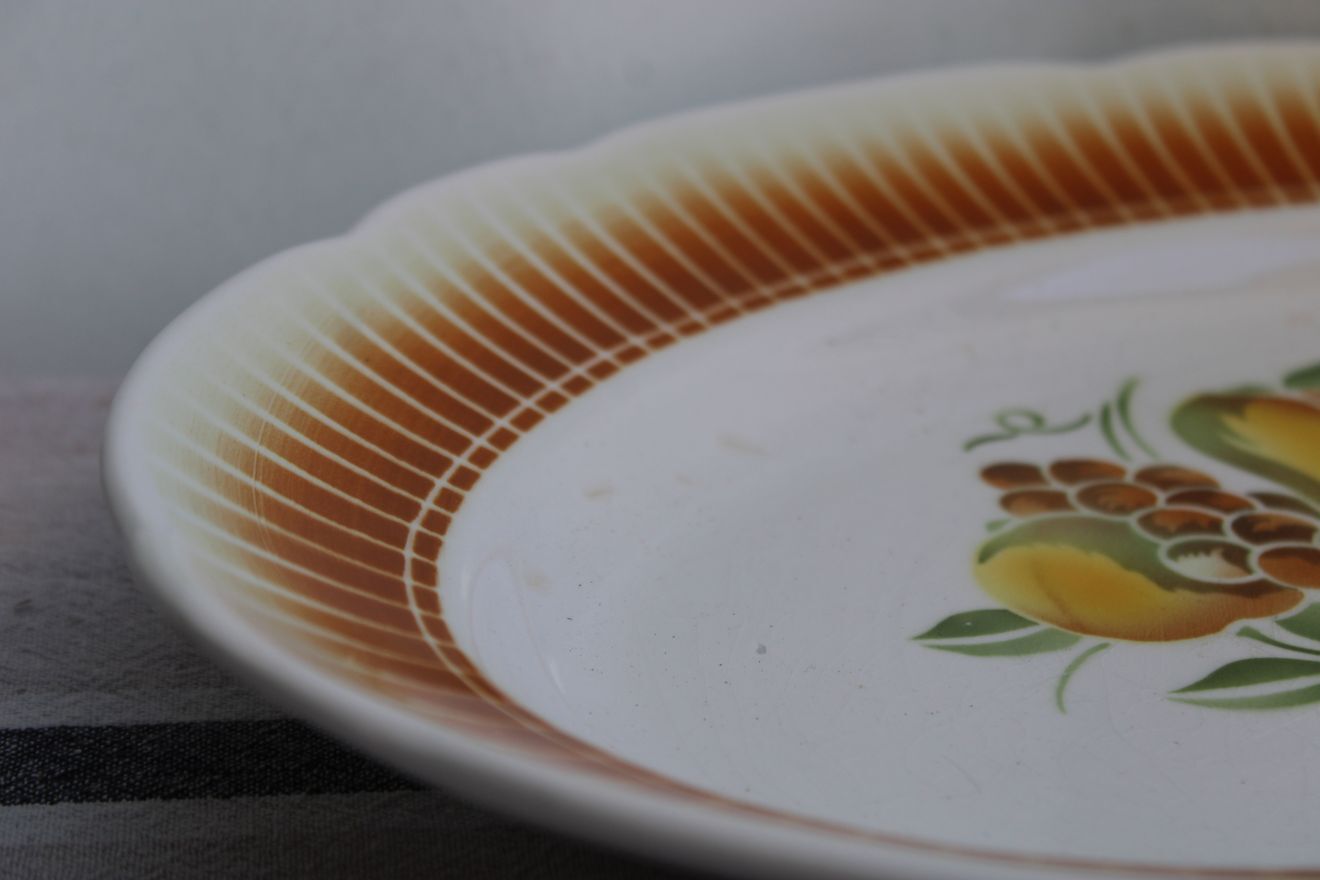 Oval ceramic plate