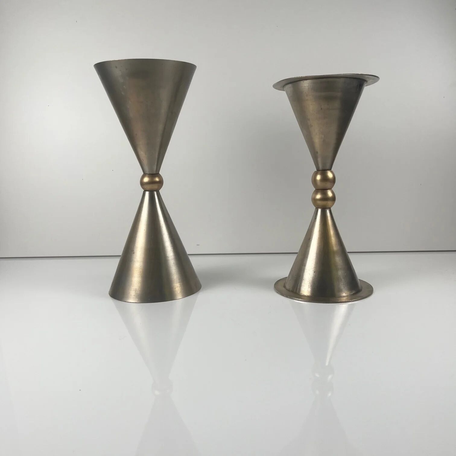 Rare pair of bell and candlestick in the shape of an hourglass, postmodern style - Memphis in metal, 1980.