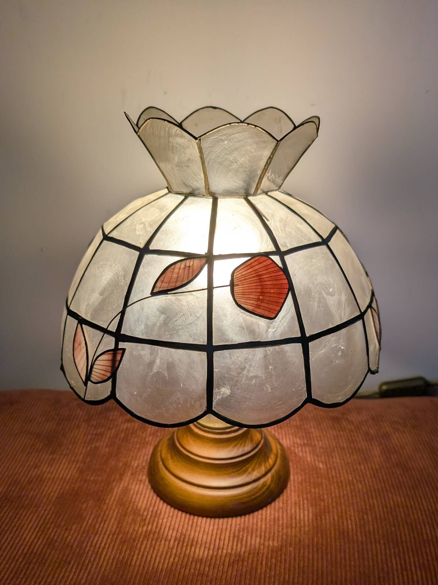 Vintage lamp in wood, brass and mother-of-pearl.