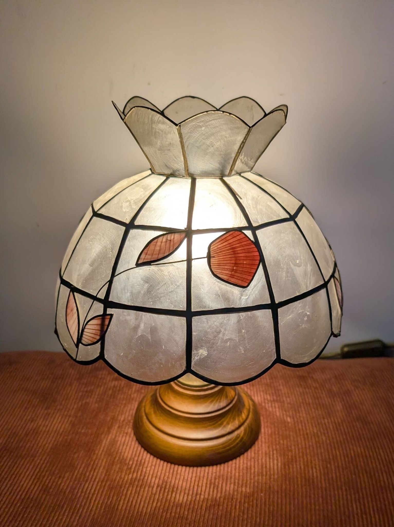 Vintage lamp in wood, brass and mother-of-pearl.