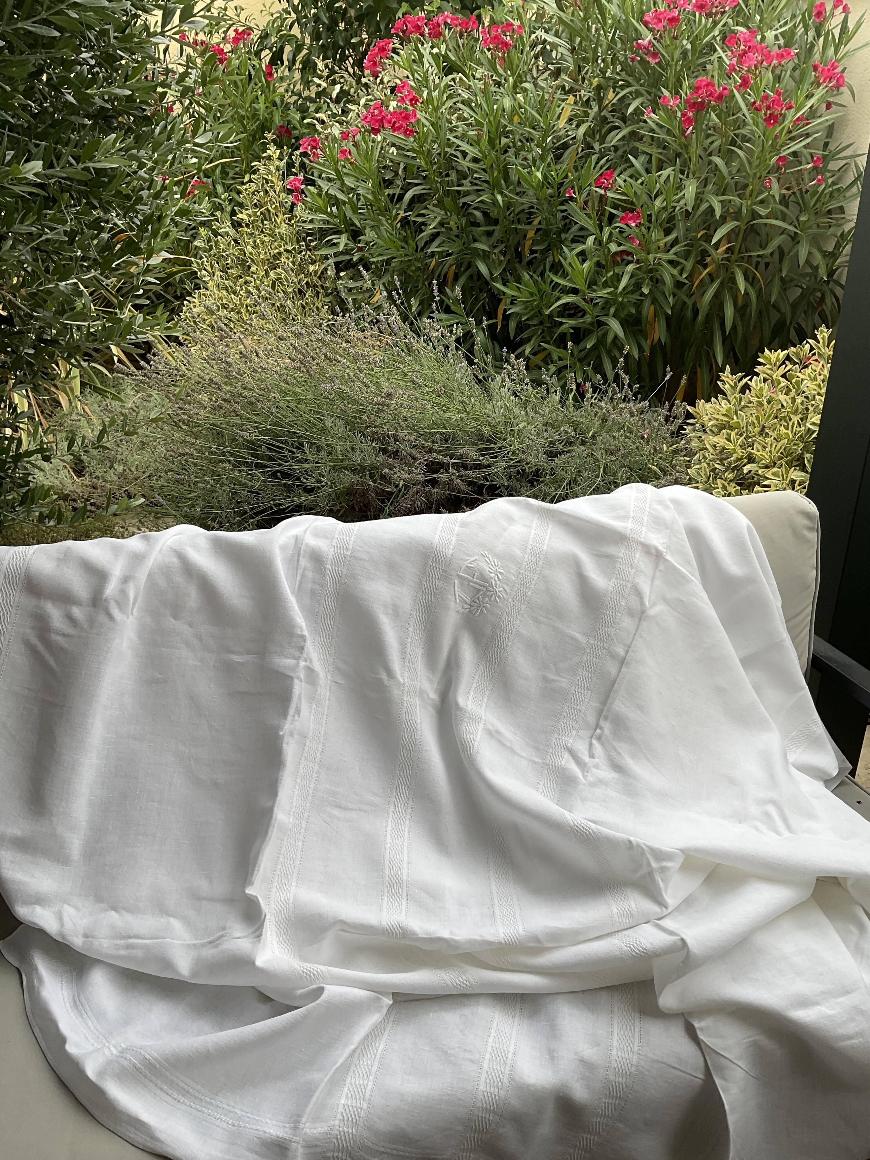 Tablecloth and 12 towels.linen/cotton