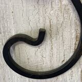 Wall-mounted coat rack with its mirror.