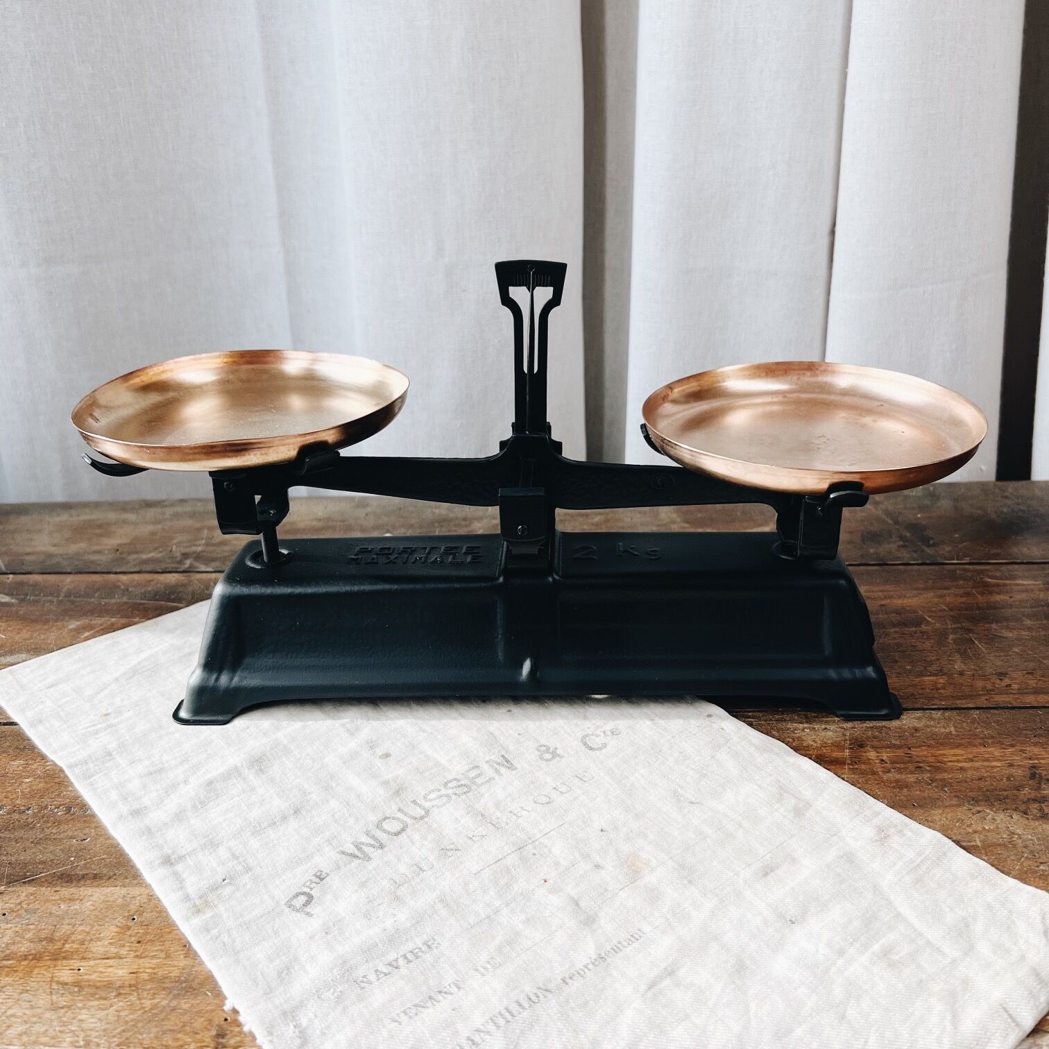 Scale 2 kg in brass and metal